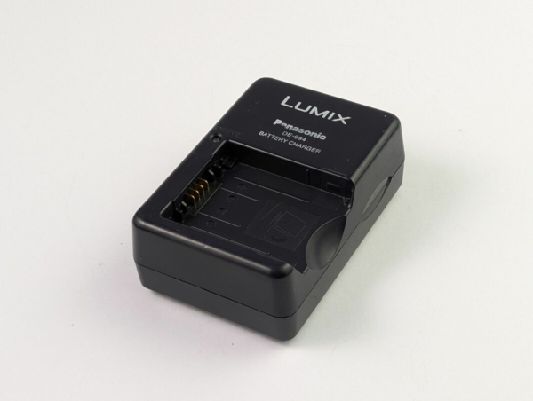 Genuine OEM Panasonic LUMIX charger DE-994 Charges e.g. CGA-S006 Battery
