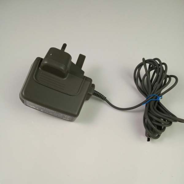 Genuine! Nintendo USG-002 (UKV) DS Lite Wall Charger Power Supply 5.2V 450mA